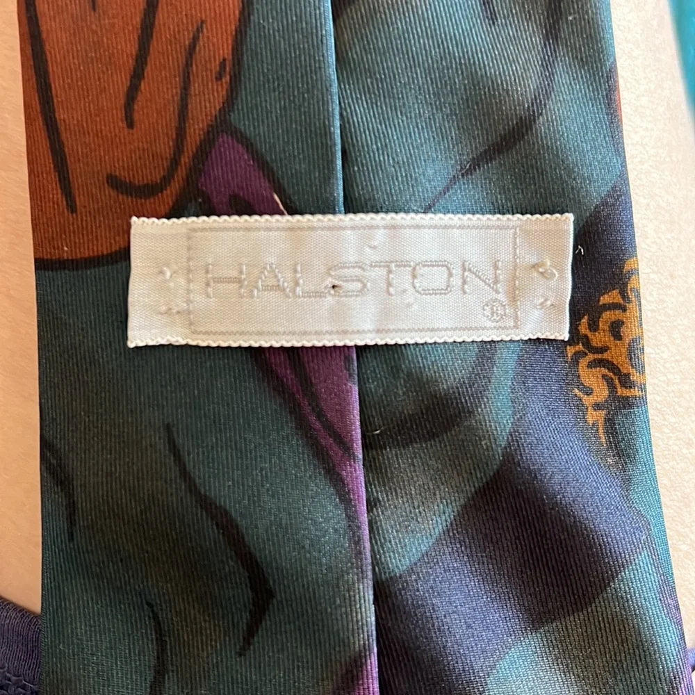 🔹 Halston Vintage Silk Necktie